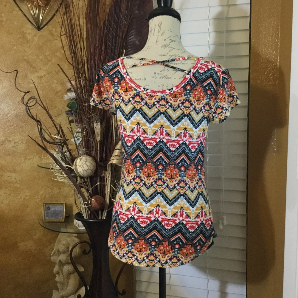 NEW Short Sleeve Aztec Design Top - Picture 4 of 6